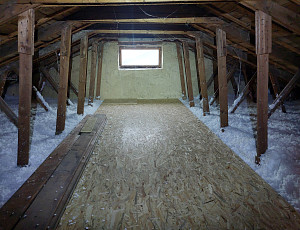 Zateplení stropu rodinného patrového domu pomocí foukané izolace